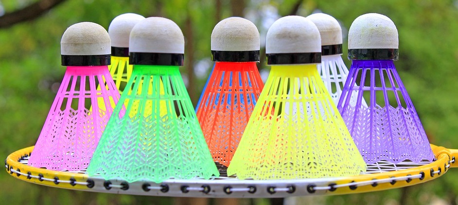 Zdjęcie prezentuje kolorowe lotki do gry w badmintona.