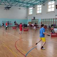 Zdjęcie prezentujące zawodników rozgrywających mecz badmintona