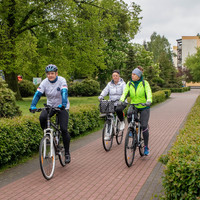 Grupa rowerzystów na starcie rajdu