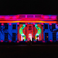 Pałac Marynki oświetlony kolorowymi wzorami