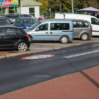 Zdjęcie ulicy i samochodów zaparkowanych na parkingu