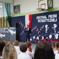 Prezydent Miasta Puławy podczas przemówienia w szkole