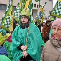 Mieszkańcy maszerujący z orszakiem ulicami miasta Puławy.