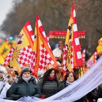 Mieszkańcy Puław spacerujący z Orszakiem.