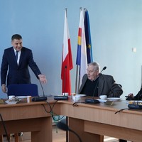 Prezydent Miasta Puławy zaprasza cztery osoby, aby usiadły przy stole.